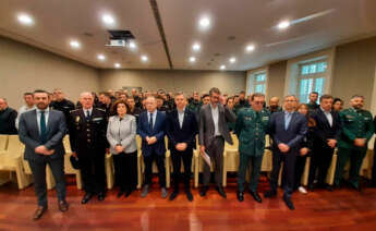 El delegado del Gobierno en Galicia, José Miñones, junto a la subdelegada en A Coruña, María Rivas, y el alcalde de Santiago, Xosé Sánchez Bugallo, entre otras autoridades