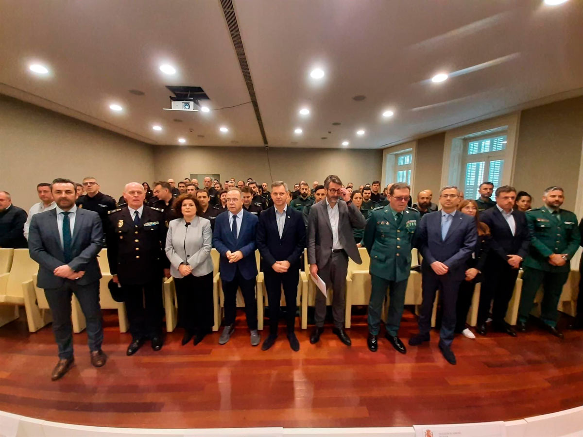 El delegado del Gobierno en Galicia, José Miñones, junto a la subdelegada en A Coruña, María Rivas, y el alcalde de Santiago, Xosé Sánchez Bugallo, entre otras autoridades