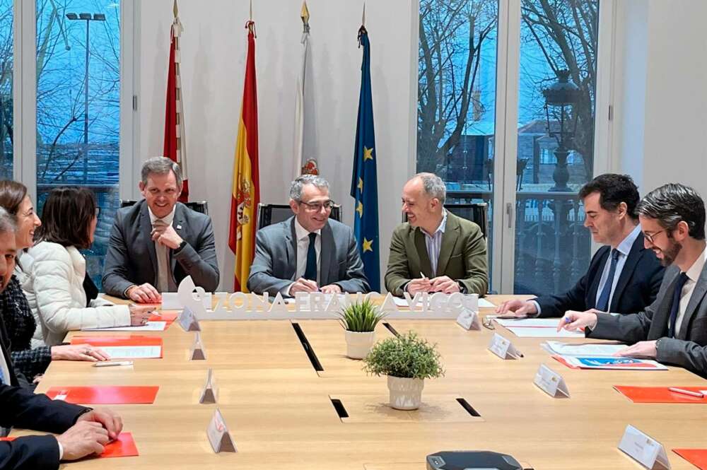 Reunión del delegado del Gobierno, José Miñones; el delegado de Zona Franca en Vigo, David Regades; y el director de Red.Es, Alberto Martínez, con representantes del complejo mar-industria