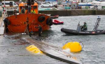 Remolcan al puerto de Aldán el primer narcosubmarino hallado en la costa gallega / EFE