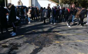 Varias personas participan durante una protesta de mejilloneros frente a la Xunta de Galicia / César Arxina,