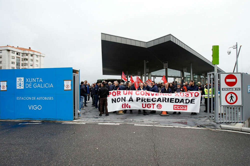 Varias personas protestan durante una concentración por la huelga del transporte de viajeros