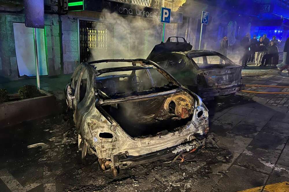 La Policía investiga la quema de casi una treintena de turismos esta madrugada en Tui (Pontevedra) como consecuencia de actos vandálicos. Los hechos sucedieron sobre las 3:30 horas de la madrugada y los coches afectados estaba ubicados era cinco puntos diferentes de las ciudad