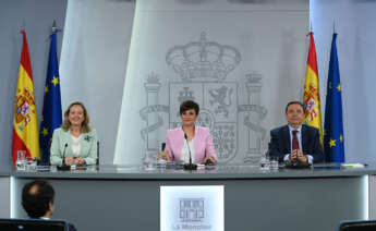 La vicepresidenta primera y ministra de Asuntos Económicos y Transformación Digital, Nadia Calviño, la portavoz del Gobierno, Isabel Rodríguez, y el ministro de Agricultura, Pesca y Alimentación, Luis Planas, durante la rueda de prensa. Pool Moncloa/Borja Puig de la Bellacasa.