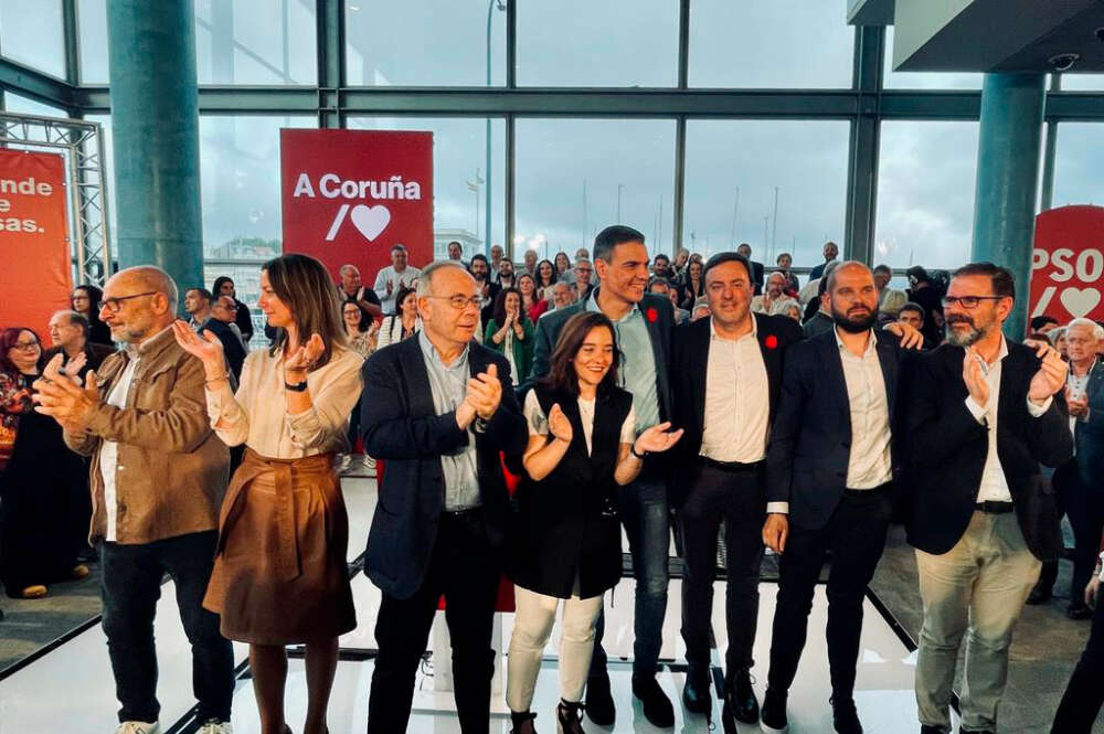 El secretario general del PSOE y presidente del Gobierno, Pedro Sánchez, interviene durante un acto del PSdeG-PSOE, en Palexco, a 28 de abril de 2023, en A Coruña