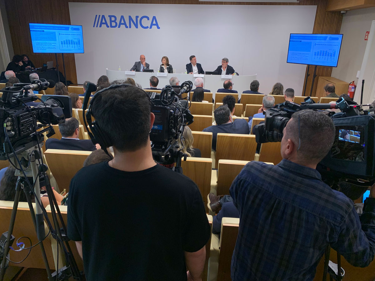 Vista del auditorio de Afundación, en Praza Cervantes, en Santiago, donde tuvo lugar la presentación del Atlas Urbano de la Sostenibilidad en Galicia. Xurxo Lobato