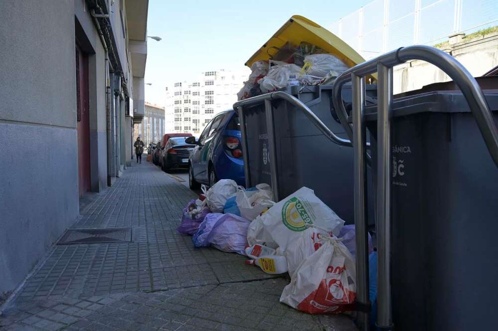 Contenedores rebosan de basura en A Coruña