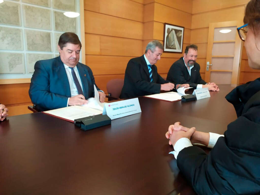 El rector de la UDC, Julio Abalde, y  el presidente de la fundación Olidís, Juan Manuel Luque López durante la firma del convenio