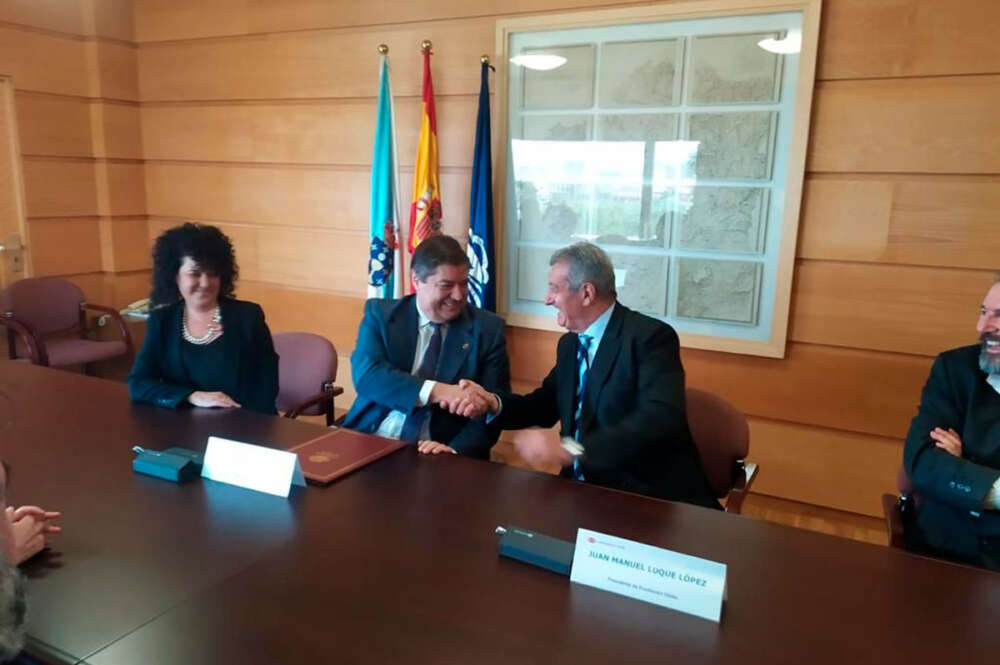 El rector de la UDC, Julio Abalde, y el presidente de la fundación Olidís, Juan Manuel Luque López durante la firma del convenio