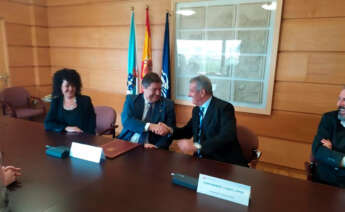 El rector de la UDC, Julio Abalde, y el presidente de la fundación Olidís, Juan Manuel Luque López durante la firma del convenio