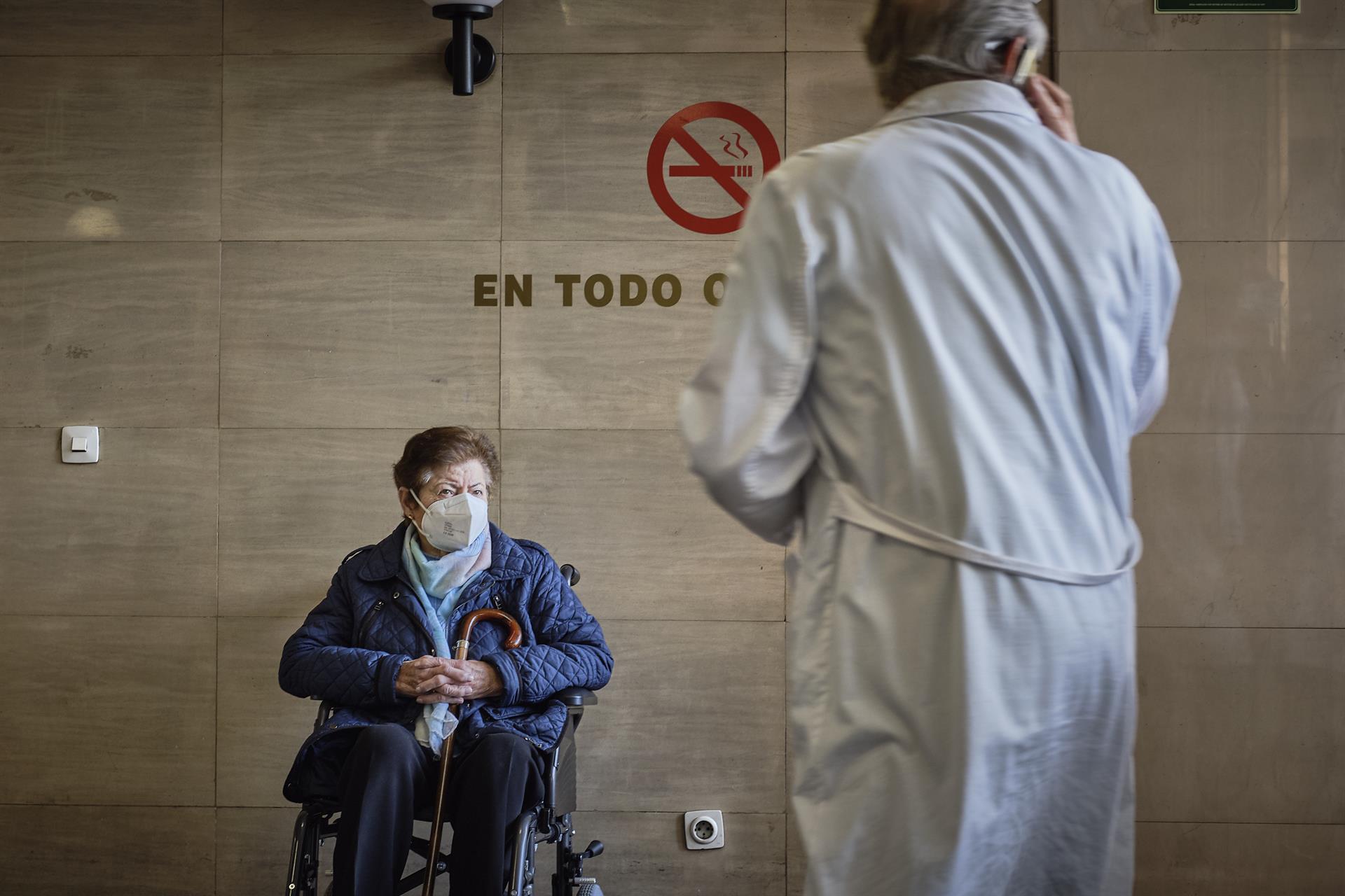 Una señora espera en silla de ruedas en el Complexo Hospitalario Universitario durante la tercera jornada de la huelga de médicos gallegos, a 13 de abril de 2023, en Ourense / Europa Press