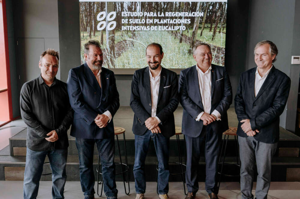 Juan Marcos Pérez Gulín (i), director de la Fundación Galicia Sustentable; Salvador Naya Fernández, vicerrector de la UDC; Antonio Viejo, director de Asuntos Corporativos de Corporación Hijos de Rivera; Jose Manuel López Varela, alcalde de A Laracha; y Ángel Santiago Fernández Castro, director de la Cátedra Hijos de Rivera- UdC de Desarrollo Sostenible