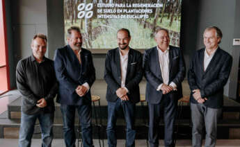 Juan Marcos Pérez Gulín (i), director de la Fundación Galicia Sustentable; Salvador Naya Fernández, vicerrector de la UDC; Antonio Viejo, director de Asuntos Corporativos de Corporación Hijos de Rivera; Jose Manuel López Varela, alcalde de A Laracha; y Ángel Santiago Fernández Castro, director de la Cátedra Hijos de Rivera- UdC de Desarrollo Sostenible