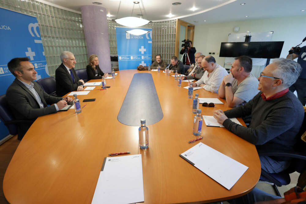 El vicepresidente primero de la Xunta, Francisco Conde, durante su reunión de este miércoles con integrantes del comité de empresa en la sede de la Delegación de la Xunta en Ferrol / Xunta