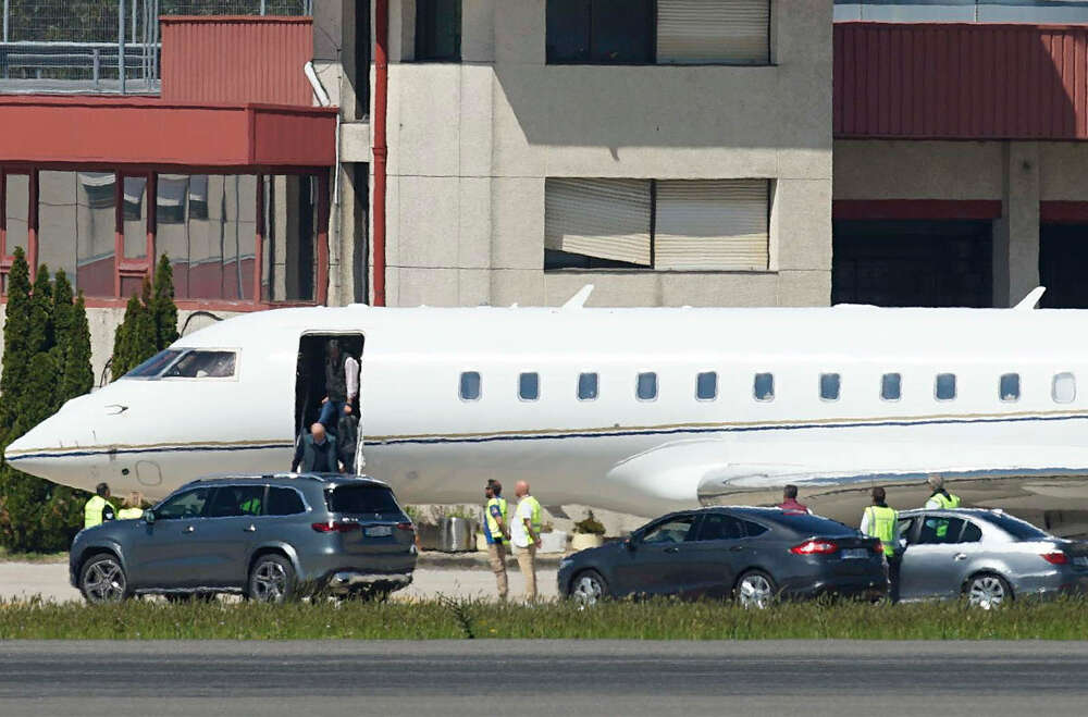 El Rey emérito Juan Carlos baja del avión a su llegada al Aeropuerto de Vigo-Peinador. - Javier Vázquez - Europa Press