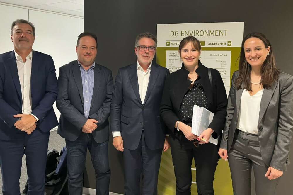 José Soares de Pina, consejero delegado de Altri, y Carlos Van Zeller, vicepresidente del comité ejecutivo, presentaron el proyecto de Palas de Rei a la Comisión Europea, representada por , Emmanuelle Maire, responsable de la unidad de Economía Circular, Producción Sostenible y Consumo del departamento de Medio Ambiente, y José María Ramos Florido, de la Dirección General de Medio Ambiente