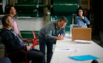 Varias personas ejercen su derecho a voto en la mesa electoral de Cendoi