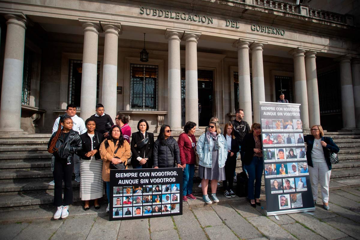 Las familias del ‘Villa de Pitanxo’ a la entrada de la subdelegación de gobierno en Pontevedra, el 16 de mayo de 2023, antes de reunirse con el delegado del Gobierno en Galicia, Xosé Ramón Gómez Besteiro