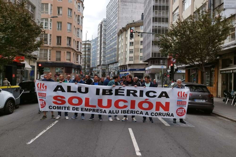 Imagen de la protesta de los extrabajadores de Alu Ibérica en el centro de A Coruña