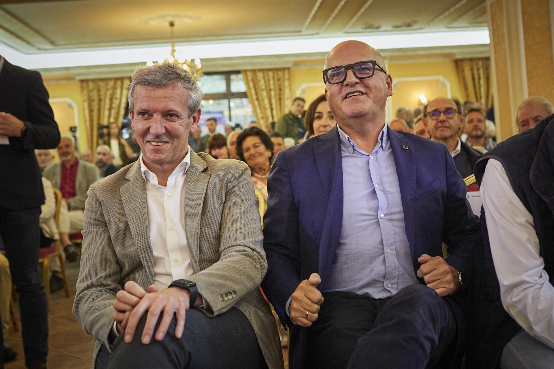 El presidente de la Xunta de Galicia, Alfonso Rueda (i), y el presidente de la Diputación de Ourense, Manuel Baltar (d), durante un mitin del Partido Popular en el hotel Restaurante Pazo de Monterrei, a 11 de mayo de 2023, en O Pereiro de Aguiar, Ourense, - Agostime - Europa Press