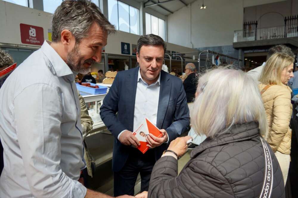 El secretario xeral del PSdeG, Valentín González Formoso, en una visita a la plaza de abastos de Vilagarcía de Arousa (Pontevedra) junto con el alcalde y candidato a la reelección, Alberto Varela. - PSDEG