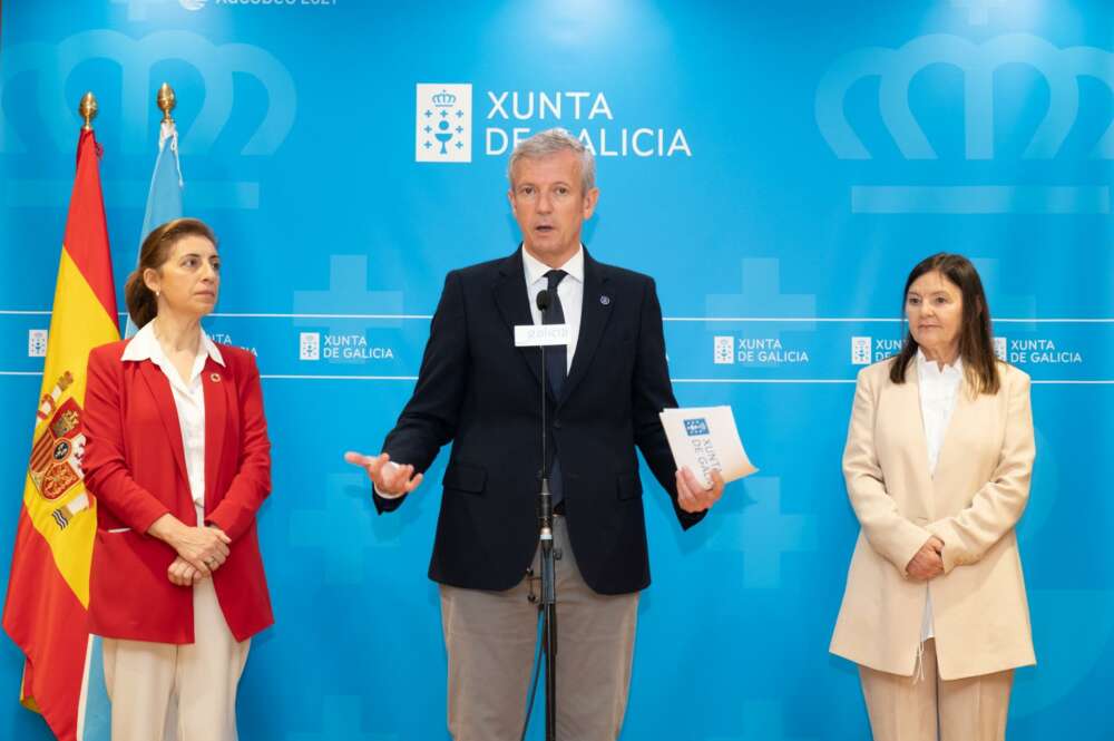 El presidente de la Xunta, Alfonso Rueda, en la firma del convenio entre el IGVS y el Consello da Avogacía Galega