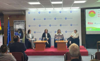 Carmen Lence, CEO del Grupo Leche Río, moderó la primera mesa redonda del Foro de Activistas: por un futuro Rural. En ella participaron Laura Seoane, ganadera de tercera generación; Nuria Varela, fundadora de Pazo de Vilane; e Inés Rodríguez, propietaria de RiR & Co