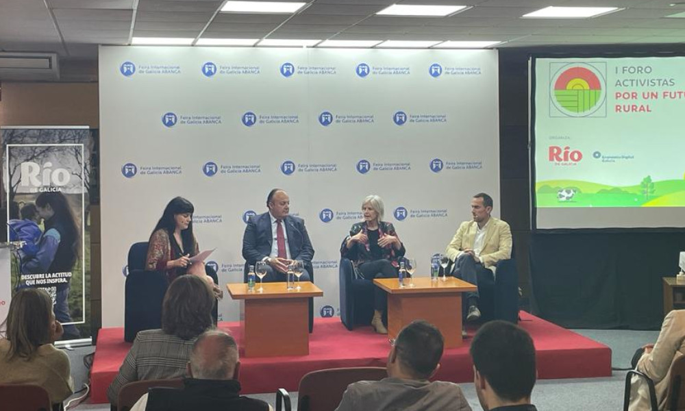 Cristina Díaz Pardo, redactora de Economía Digital Galicia, modera la mesa redonda del I Foro de Activistas: por un Futuro Rural en el que han participado Alfredo Ramos, director de R y Grupo MásMóvil en Galicia; José Antonio Menéndez, responsable de relaciones institucionales de Endesa en la zona noroeste; y Covadonga Toca, secretaria xeral de Apoio ao Emprego, Traballo Autónomo e Economía Social