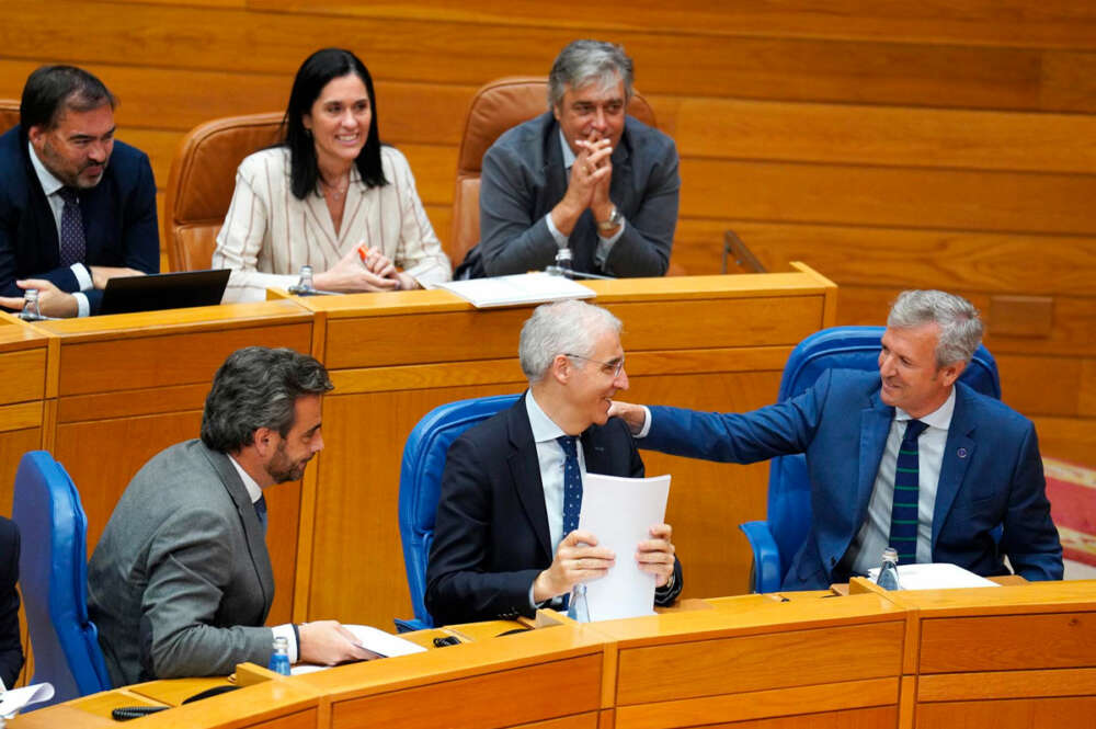 El presidente de la Xunta de Galicia, Alfonso Rueda (1d), junto al conselleiro de Industria, Francisco Conde (2d), durante una sesión de control de la cámara gallega, a 14 de junio de 2023, en Santiago de Compostela, A Coruña, Galicia (España)