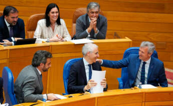 El presidente de la Xunta de Galicia, Alfonso Rueda (1d), junto al conselleiro de Industria, Francisco Conde (2d), durante una sesión de control de la cámara gallega, a 14 de junio de 2023, en Santiago de Compostela, A Coruña, Galicia (España)