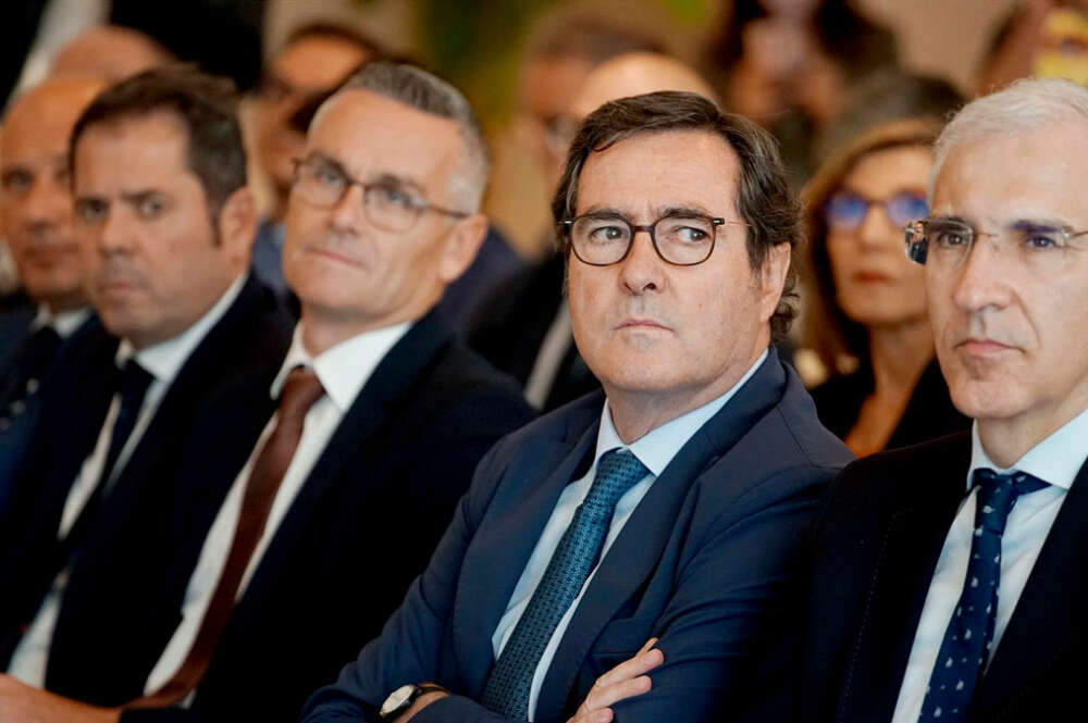 El presidente de la CEOE, Antonio Garamendi (2d) y el vicepresidente primero y conselleiro de Economía, Industria e Innovación, Francisco Conde (1d), en Vigo