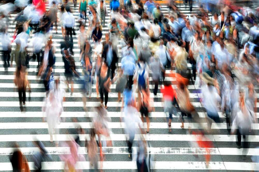 persona transitando por calle comercial Galicia