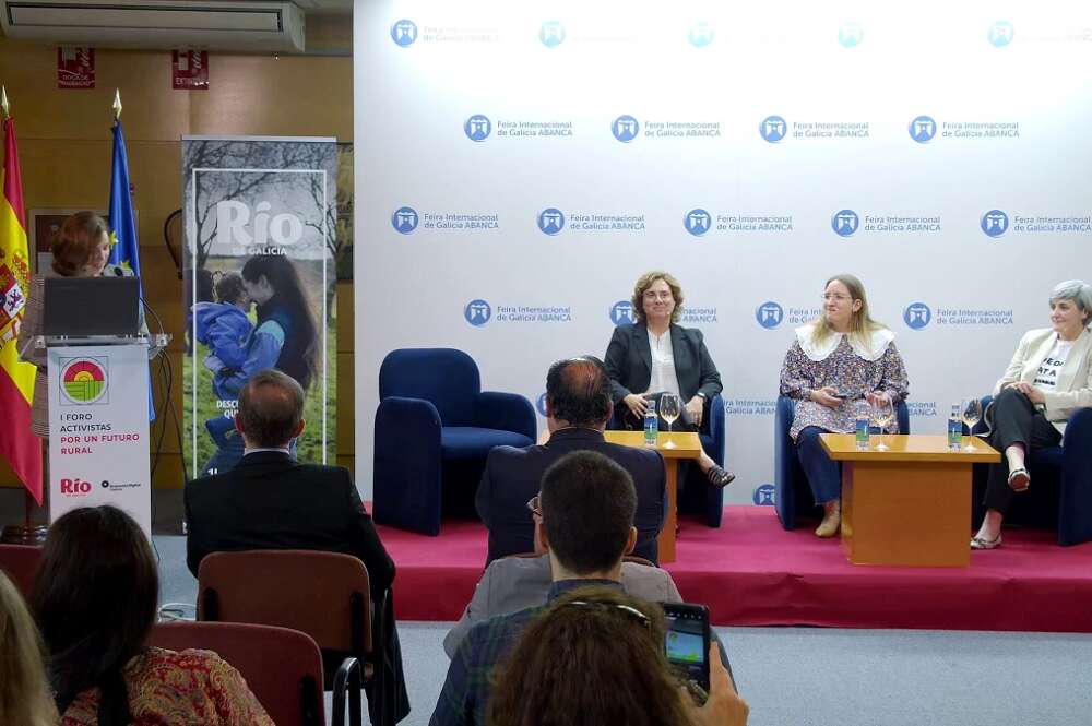 Carmen Lence modera la mesa de debate sobre 'Vivir y Trabajar en el Rural', dentro del 'I Foro de Activistas: Por un Futuro Rural', organizado por ED Galicia y Río de Galicia