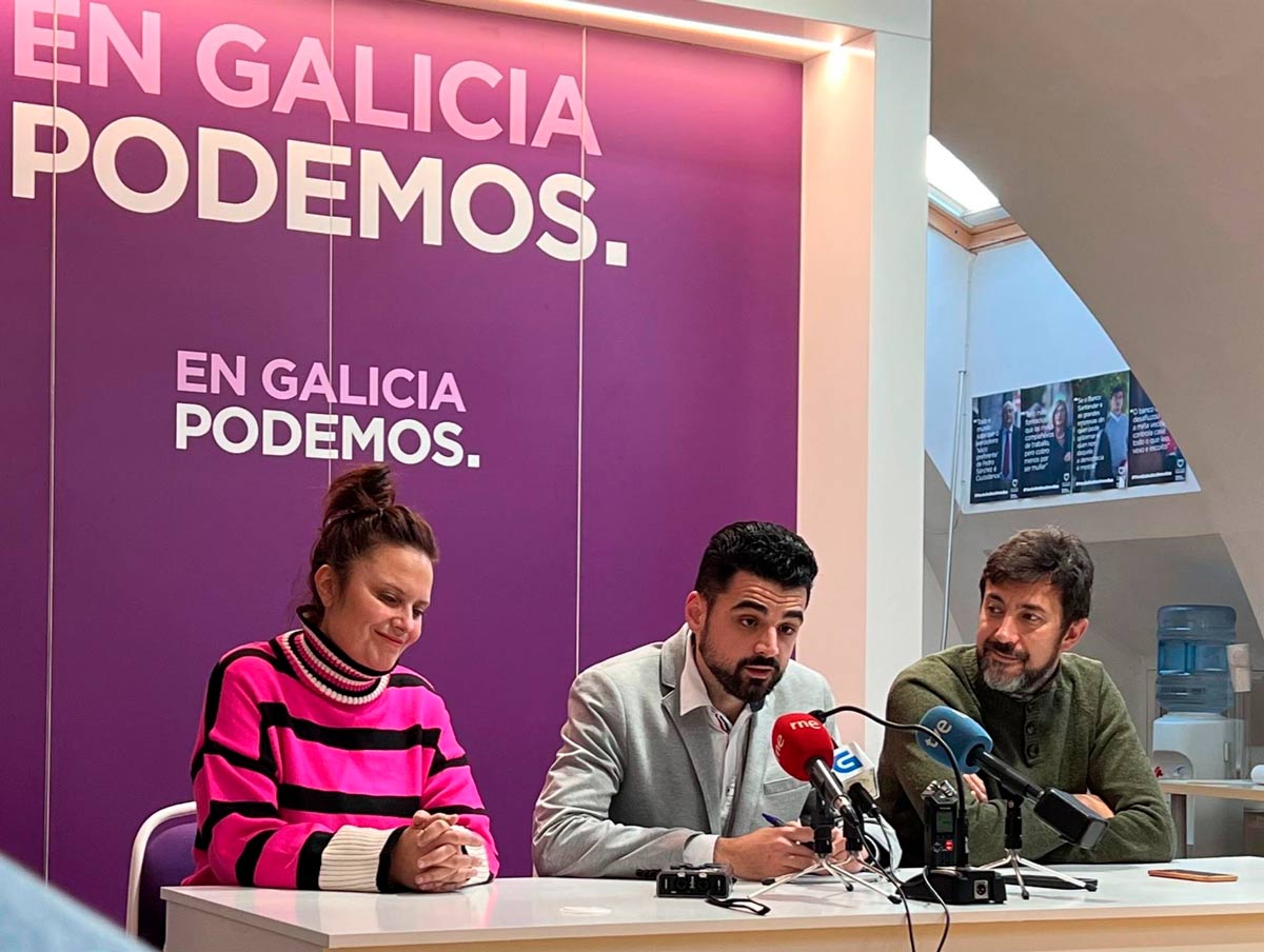 El coordinador de Podemos Galicia, Borja San Ramón, junto a Antón Gómez-Reino y Verónica Hermida