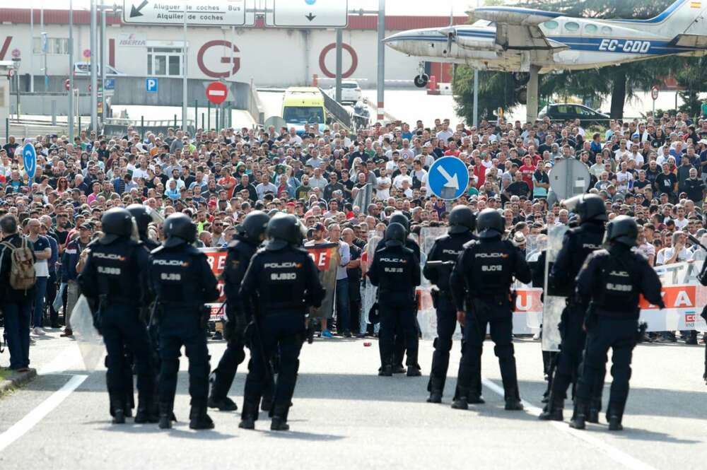 Policía frente a cientos de personas que se manifiestan durante el segundo día de paro de la huelga del metal