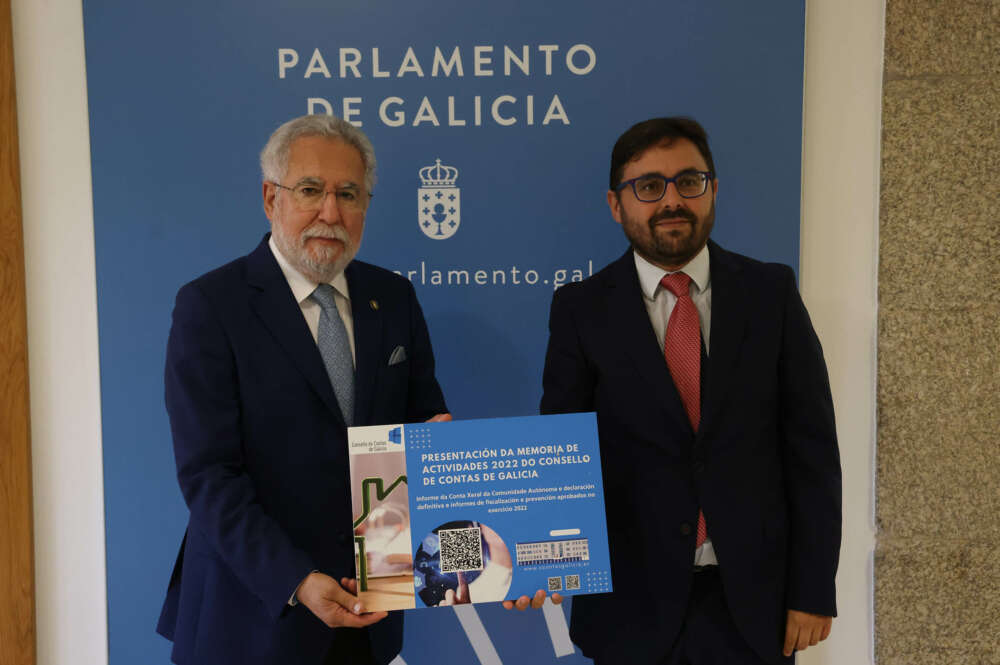 El conselleiro maior en funciones del Consello de Contas, Simón Rego, y el presidente del Parlamento gallego, Miguel Santalices - PARLAMENTO