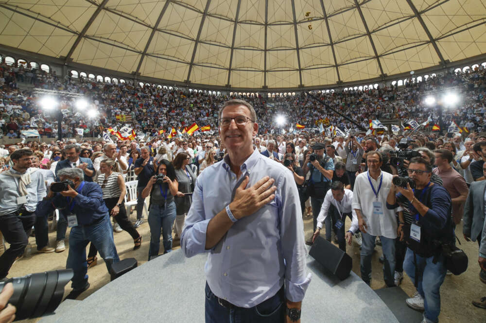 El candidato del PP a la Presidencia del Gobierno, Alberto Núñez Feijóo (c) durante un mitin celebrado este domingo en la plaza de toros de Pontevedra, lugar que considera "talismán", y donde ha estado acompañado por el expresidente del Gobierno Mariano Rajoy y el presidente de la Xunta, Alfonso Rueda. EFE/Lavandeira jr