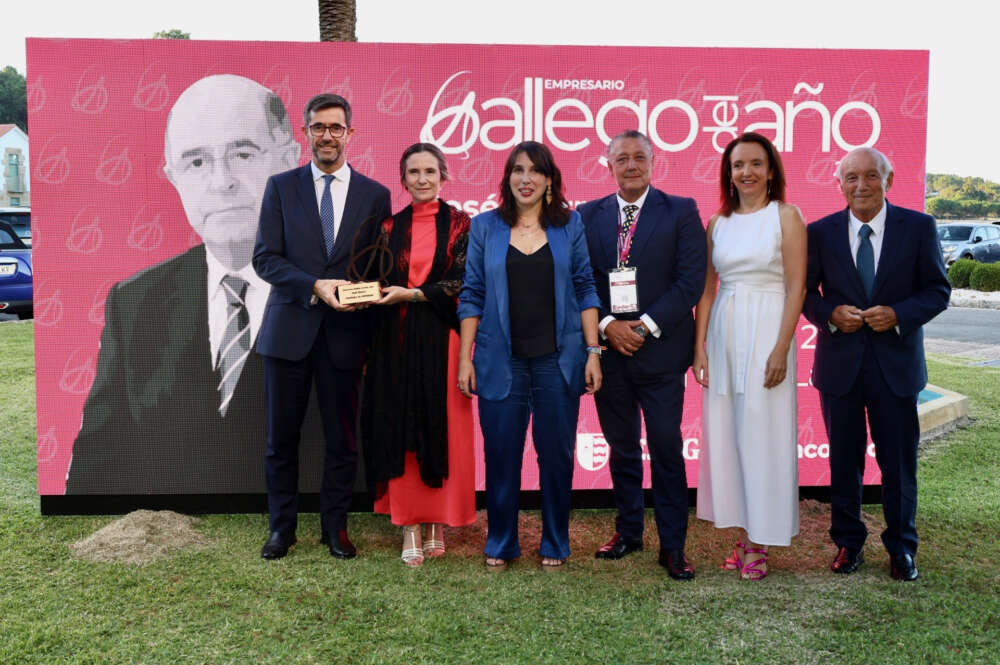 De izquierda a derecha: Justo Sierra, Cecilia Sierra, María Jesús Lorenzana (conselleira de Economía, Industria e Innovación), Venancio Salcines (presidente rector de Cesuga), Rocío Pazos (directora territorial de Banco Santander Galicia) y Antonio Fontenla (presidente de la Confederación de Empresarios de A Coruña).