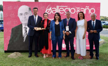 De izquierda a derecha: Justo Sierra, Cecilia Sierra, María Jesús Lorenzana (conselleira de Economía, Industria e Innovación), Venancio Salcines (presidente rector de Cesuga), Rocío Pazos (directora territorial de Banco Santander Galicia) y Antonio Fontenla (presidente de la Confederación de Empresarios de A Coruña).