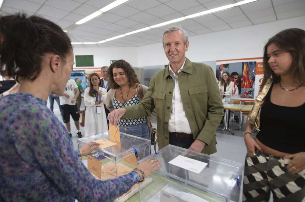 El Presidente de la Xunta de Galicia, Alfonso Rueda, ejerce su derecho al voto acompañado de sus hijas Marta y Beatriz en el Centro tecnológico deportivo de Pontevedra. EFE/ Salvador Sas