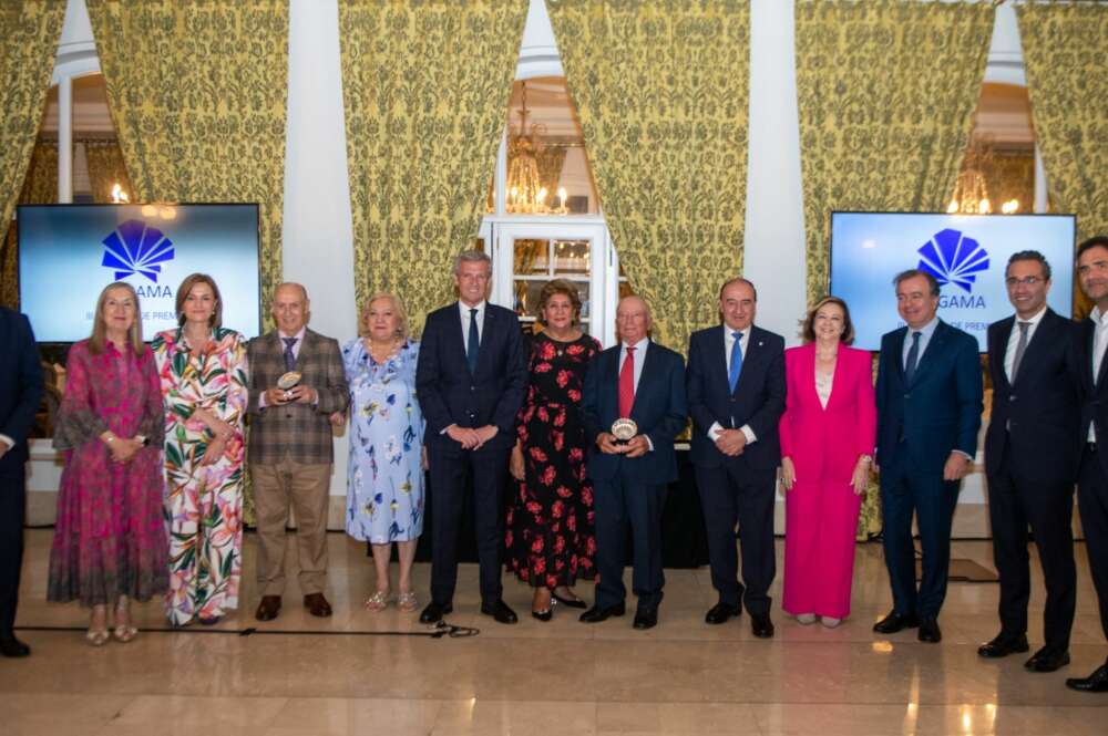 Aegama, la Asociación de Empresarios Gallegos en Madrid, celebró en A Toxa su IX Encuentro Internacional de Empresarios Gallegos y por la noche llevó a cabo la III Entrega de Premios, reconociendo la labor de Manuel Gómez-Franqueira, presidente del Grupo Coren, con el premio al empresario gallego en Galicia, mientras que José Manuel Rodríguez Lomba, presidente Fundador de los Hipermercados Olé en República Dominicana, obtuvo el premio al empresario gallego en el exterior / Xunta