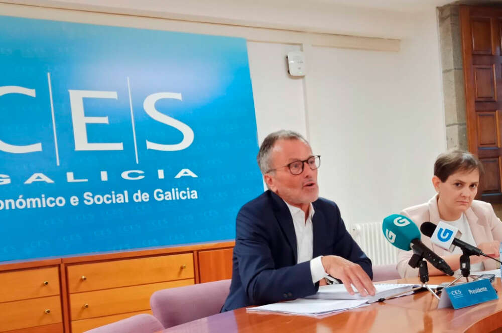 El presidente del Consello Económico e Social, Agustín Hernández, y Cristina Rama --representante de la Confederación de Empresarios de Galicia en el CES-- presentan la memoria del CES de 2022