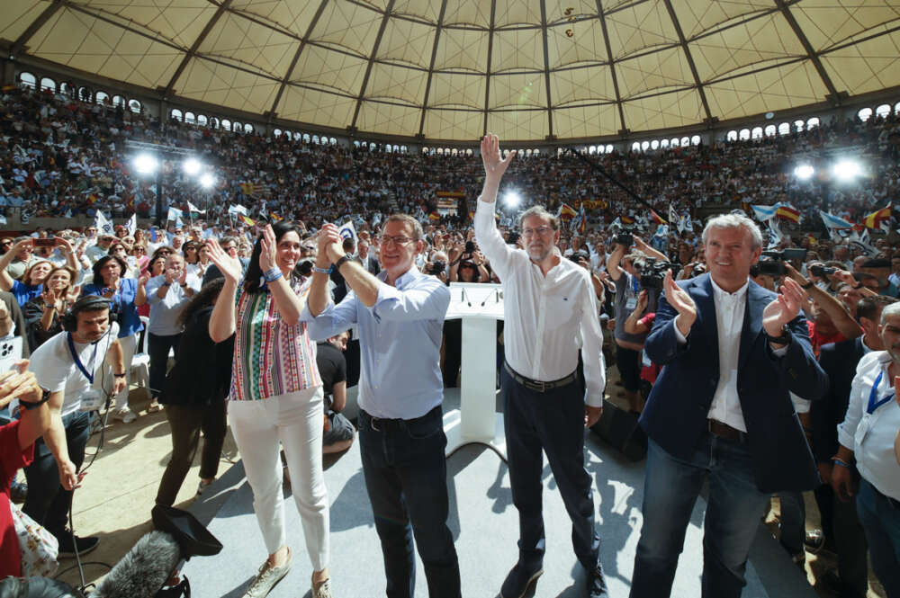 El candidato del PP a la Presidencia del Gobierno, Alberto Núñez Feijóo (c) durante un acto de campaña celebrado este domingo en la plaza de toros de Pontevedra, lugar que considera "talismán", y donde ha estado acompañado por el expresidente del Gobierno Mariano Rajoy (2i) y el presidente de la Xunta, Alfonso Rueda (d), entre otros. EFE/Lavandeira jr