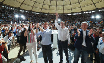 El candidato del PP a la Presidencia del Gobierno, Alberto Núñez Feijóo (c) durante un acto de campaña celebrado este domingo en la plaza de toros de Pontevedra, lugar que considera "talismán", y donde ha estado acompañado por el expresidente del Gobierno Mariano Rajoy (2i) y el presidente de la Xunta, Alfonso Rueda (d), entre otros. EFE/Lavandeira jr