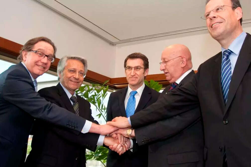 Alberto Núñez Feijóo con exdirectivos de Caixanova y Caixa Galicia, celebrando la fusión en 2010