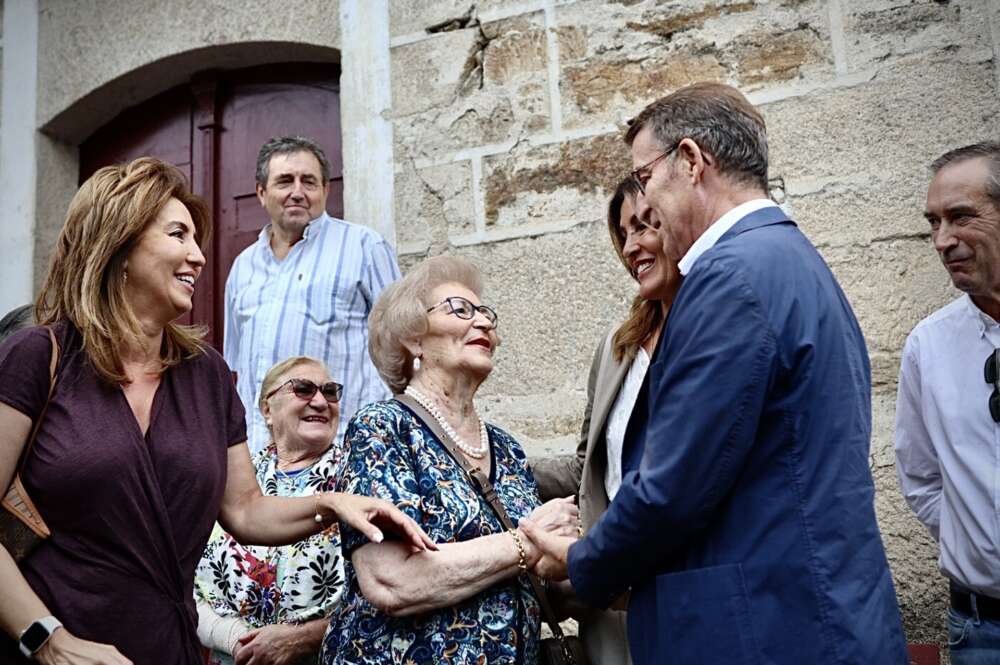 El líder del Partido Popular, Alberto Núñez Feijóo, saluda a su llegada a un mitin de inicio de su campaña electoral, en la plaza mayor de Os Peares / Europa Press