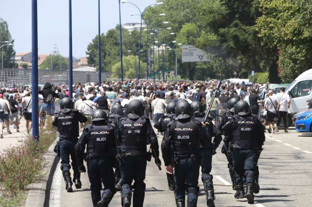 Carga policial contra manifestantes del metal en las inmediaciones de la factoría de Stellantis en Vigo durante las protestas del metal pontevedrés