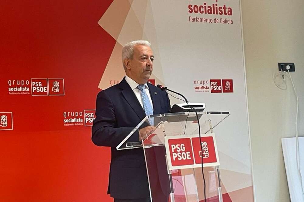 El portavoz parlamentario del PSdeG, Luis Álvarez, comparece en rueda de prensa / Europa Press