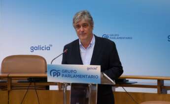 El portavoz parlamentario del PPdeG, Pedro Puy, en rueda de prensa. - PPDEG