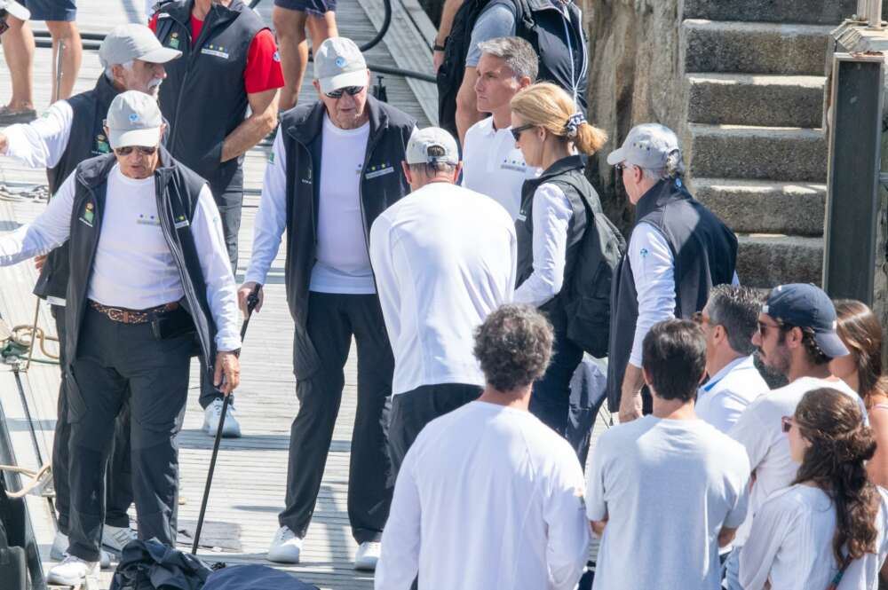 El Rey Don Juan Carlos I y la Infanta Elena en el puerto de Sanxenxo antes de embarcar 'El Bribón' / Europa Press